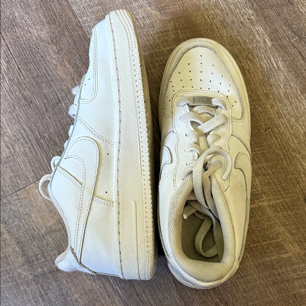 Nike Air Force 1 - barely worn size 5.5 Big Kids